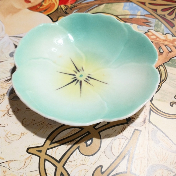 Dainty ceramic floral shallow trinket dish - shades of turquoise yellow - Picture 2 of 4